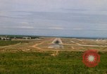 Standbild Pilot's view of Endanflug auf Piste 06 in Korat Airbase Thailand, 1967, aus Sekunde 38 historischem Filmmaterial Videoclip 65675038788