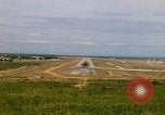 Standbild Pilot's view of Endanflug auf Piste 06 in Korat Airbase Thailand, 1967, aus Sekunde 39 historischem Filmmaterial Videoclip 65675038788
