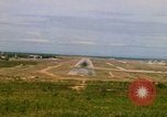 Standbild Pilot's view of Endanflug auf Piste 06 in Korat Airbase Thailand, 1967, aus Sekunde 40 historischem Filmmaterial Videoclip 65675038788