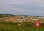 Standbild Pilot's view of Endanflug auf Piste 06 in Korat Airbase Thailand, 1967, aus Sekunde 41 historischem Filmmaterial Videoclip 65675038788
