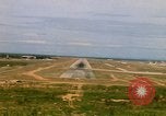 Standbild Pilot's view of Endanflug auf Piste 06 in Korat Airbase Thailand, 1967, aus Sekunde 43 historischem Filmmaterial Videoclip 65675038788