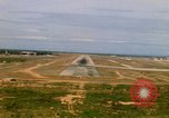 Standbild Pilot's view of Endanflug auf Piste 06 in Korat Airbase Thailand, 1967, aus Sekunde 44 historischem Filmmaterial Videoclip 65675038788