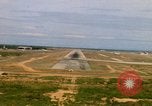Standbild Pilot's view of Endanflug auf Piste 06 in Korat Airbase Thailand, 1967, aus Sekunde 45 historischem Filmmaterial Videoclip 65675038788