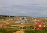 Standbild Pilot's view of Endanflug auf Piste 06 in Korat Airbase Thailand, 1967, aus Sekunde 46 historischem Filmmaterial Videoclip 65675038788