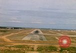 Standbild Pilot's view of Endanflug auf Piste 06 in Korat Airbase Thailand, 1967, aus Sekunde 47 historischem Filmmaterial Videoclip 65675038788