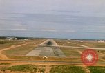Standbild Pilot's view of Endanflug auf Piste 06 in Korat Airbase Thailand, 1967, aus Sekunde 48 historischem Filmmaterial Videoclip 65675038788