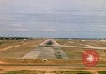 Standbild Pilot's view of Endanflug auf Piste 06 in Korat Airbase Thailand, 1967, aus Sekunde 49 historischem Filmmaterial Videoclip 65675038788