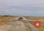 Standbild Pilot's view of Endanflug auf Piste 06 in Korat Airbase Thailand, 1967, aus Sekunde 53 historischem Filmmaterial Videoclip 65675038788