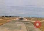 Standbild Pilot's view of Endanflug auf Piste 06 in Korat Airbase Thailand, 1967, aus Sekunde 54 historischem Filmmaterial Videoclip 65675038788