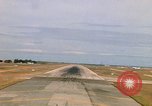 Standbild Pilot's view of Endanflug auf Piste 06 in Korat Airbase Thailand, 1967, aus Sekunde 55 historischem Filmmaterial Videoclip 65675038788