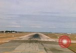 Standbild Pilot's view of Endanflug auf Piste 06 in Korat Airbase Thailand, 1967, aus Sekunde 56 historischem Filmmaterial Videoclip 65675038788
