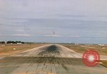 Standbild Pilot's view of Endanflug auf Piste 06 in Korat Airbase Thailand, 1967, aus Sekunde 57 historischem Filmmaterial Videoclip 65675038788
