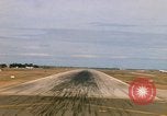 Standbild Pilot's view of Endanflug auf Piste 06 in Korat Airbase Thailand, 1967, aus Sekunde 58 historischem Filmmaterial Videoclip 65675038788