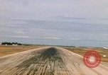 Standbild Pilot's view of Endanflug auf Piste 06 in Korat Airbase Thailand, 1967, aus Sekunde 59 historischem Filmmaterial Videoclip 65675038788