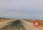 Standbild Pilot's view of Endanflug auf Piste 06 in Korat Airbase Thailand, 1967, aus Sekunde 60 historischem Filmmaterial Videoclip 65675038788
