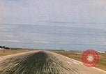 Standbild Pilot's view of Endanflug auf Piste 06 in Korat Airbase Thailand, 1967, aus Sekunde 61 historischem Filmmaterial Videoclip 65675038788