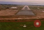 Standbild Luftfahrzeug landet Thailand, 1967, aus Sekunde 52 historischem Filmmaterial Videoclip 65675038789