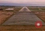 Standbild Luftfahrzeug landet Thailand, 1967, aus Sekunde 55 historischem Filmmaterial Videoclip 65675038789