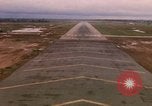Standbild Luftfahrzeug landet Thailand, 1967, aus Sekunde 56 historischem Filmmaterial Videoclip 65675038789