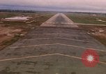 Standbild Luftfahrzeug landet Thailand, 1967, aus Sekunde 57 historischem Filmmaterial Videoclip 65675038789