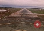 Standbild Luftfahrzeug landet Thailand, 1967, aus Sekunde 60 historischem Filmmaterial Videoclip 65675038789