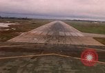 Standbild Luftfahrzeug landet Thailand, 1967, aus Sekunde 61 historischem Filmmaterial Videoclip 65675038789