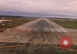 Standbild Luftfahrzeug landet Thailand, 1967, aus Sekunde 62 historischem Filmmaterial Videoclip 65675038789