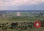 Standbild Luftfahrzeug landet Thailand, 1967, aus Sekunde 29 historischem Filmmaterial Videoclip 65675038790