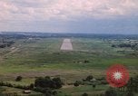 Standbild Luftfahrzeug landet Thailand, 1967, aus Sekunde 33 historischem Filmmaterial Videoclip 65675038790