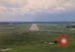 Standbild Luftfahrzeug landet Thailand, 1967, aus Sekunde 44 historischem Filmmaterial Videoclip 65675038790