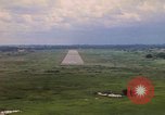 Standbild Luftfahrzeug landet Thailand, 1967, aus Sekunde 45 historischem Filmmaterial Videoclip 65675038790