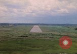 Standbild Luftfahrzeug landet Thailand, 1967, aus Sekunde 49 historischem Filmmaterial Videoclip 65675038790