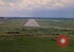 Standbild Luftfahrzeug landet Thailand, 1967, aus Sekunde 54 historischem Filmmaterial Videoclip 65675038790