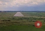 Standbild Luftfahrzeug landet Thailand, 1967, aus Sekunde 55 historischem Filmmaterial Videoclip 65675038790