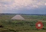 Standbild Luftfahrzeug landet Thailand, 1967, aus Sekunde 58 historischem Filmmaterial Videoclip 65675038790