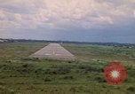 Standbild Luftfahrzeug landet Thailand, 1967, aus Sekunde 59 historischem Filmmaterial Videoclip 65675038790