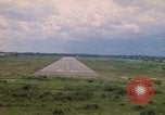 Standbild Luftfahrzeug landet Thailand, 1967, aus Sekunde 60 historischem Filmmaterial Videoclip 65675038790