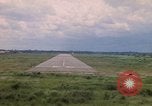 Standbild Luftfahrzeug landet Thailand, 1967, aus Sekunde 61 historischem Filmmaterial Videoclip 65675038790