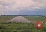 Standbild Luftfahrzeug landet Thailand, 1967, aus Sekunde 62 historischem Filmmaterial Videoclip 65675038790