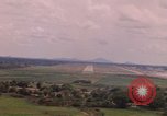 Standbild Luftfahrzeug landet Thailand, 1967, aus Sekunde 29 historischem Filmmaterial Videoclip 65675038791