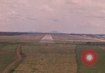 Standbild Luftfahrzeug landet Thailand, 1967, aus Sekunde 51 historischem Filmmaterial Videoclip 65675038791