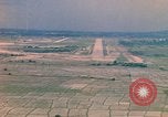 Image aéronef atterrit en Thaïlande, 1967, de la seconde 5 séquences d'archives historiques vidéo 65675038793