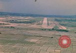 Image aéronef atterrit en Thaïlande, 1967, de la seconde 7 séquences d'archives historiques vidéo 65675038793