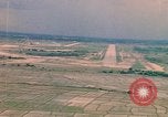 Image aéronef atterrit en Thaïlande, 1967, de la seconde 10 séquences d'archives historiques vidéo 65675038793