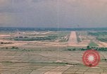 Image aéronef atterrit en Thaïlande, 1967, de la seconde 13 séquences d'archives historiques vidéo 65675038793