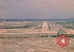 Image aéronef atterrit en Thaïlande, 1967, de la seconde 17 séquences d'archives historiques vidéo 65675038793