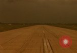 Image aéronef atterrit en Thaïlande, 1967, de la seconde 48 séquences d'archives historiques vidéo 65675038793
