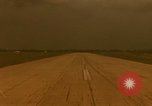 Image aéronef atterrit en Thaïlande, 1967, de la seconde 49 séquences d'archives historiques vidéo 65675038793