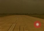 Image aéronef atterrit en Thaïlande, 1967, de la seconde 53 séquences d'archives historiques vidéo 65675038793