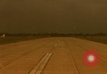 Image aéronef atterrit en Thaïlande, 1967, de la seconde 57 séquences d'archives historiques vidéo 65675038793